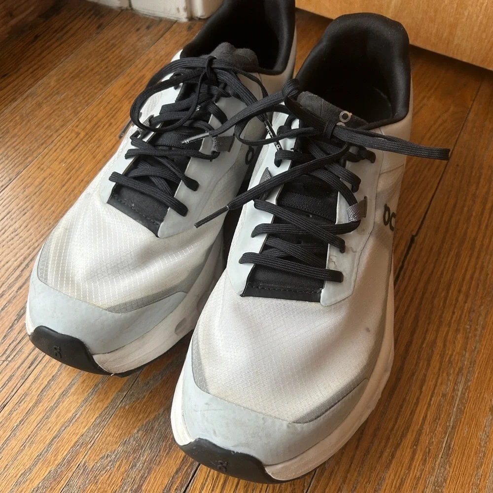 On Cloudvista 2 trail running sneakers in the Glacier/Eclipse (item 3) - Picture 4 of 6